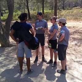 Volontaires en action dans le Parc national des Calanques © DR / PNCa