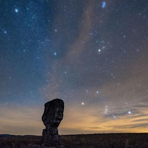 Causse Méjean. A l’Est la constellation d’Orion se lève à l’horizon © Etienne Jammes