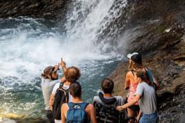 Sortie pour personnes handicapées moteur le 29 juillet 2020. Joëlette. Vallée de l'Onde, cascade de la Pissette. Animateur : Lucien Chaillot, garde-moniteur auxiliaire © Thierry Maillet / Parc national des Ecrins