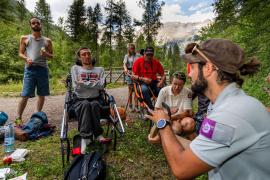 Sortie pour personnes handicapées moteur le 29 juillet 2020. Joëlette. Vallée de l'Onde, cascade de la Pissette. Animateur : Lucien Chaillot, garde-moniteur auxiliaire © Thierry Maillet / Parc national des Ecrins