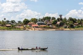 Maripa-Soula vu de la rive opposée © J. Amiet - Parc amazonien de Guyane