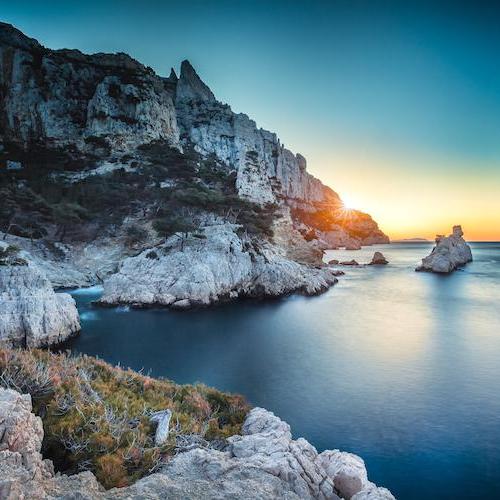 bd_pncal_lever_de_soleil_sur_la_calanque_de_sugiton_et_lilot_du_torpilleur_c_maxime_berenger_-_parc_national_des_calanques.jpg