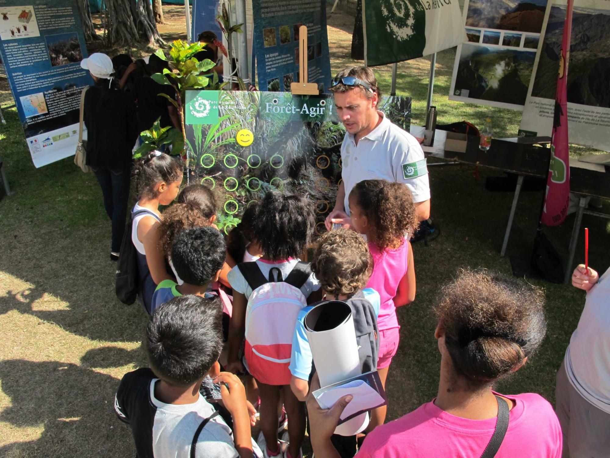 sensibiliser_le_public_scolaire_aux_enjeux_environnementaux_lune_des_actions_phares_de_la_convention_dapplication_de_la_charte_signee_avec_la_commune_du_port_c_bruce_cauvin_pnrun.jpg