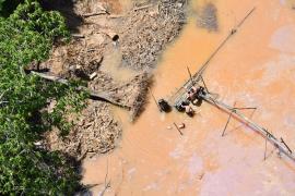 Campagne de survols sur le fleuve Maroni conduite par le Parc amazonien de la Guyane pour la lutte contre l'orpaillage illégal