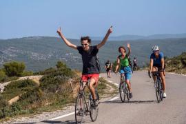 Dans les Calanques, cyclistes profitant de la route et des paysages lors de manifestation "La route des crêtes est libre"