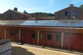 Panneaux photo-voltaïque sur les bâtiments du Parc national de Port Cros dans le hameaux de Porquerolles 