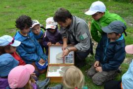 bd_pnp_utilisation_de_la_mallette_presentant_differentes_empreintes_animales_lors_duns_sortie_de_terrain_avec_des_enfants_c_delphine_pelletier_-_parc_national_des_pyrenees.jpg