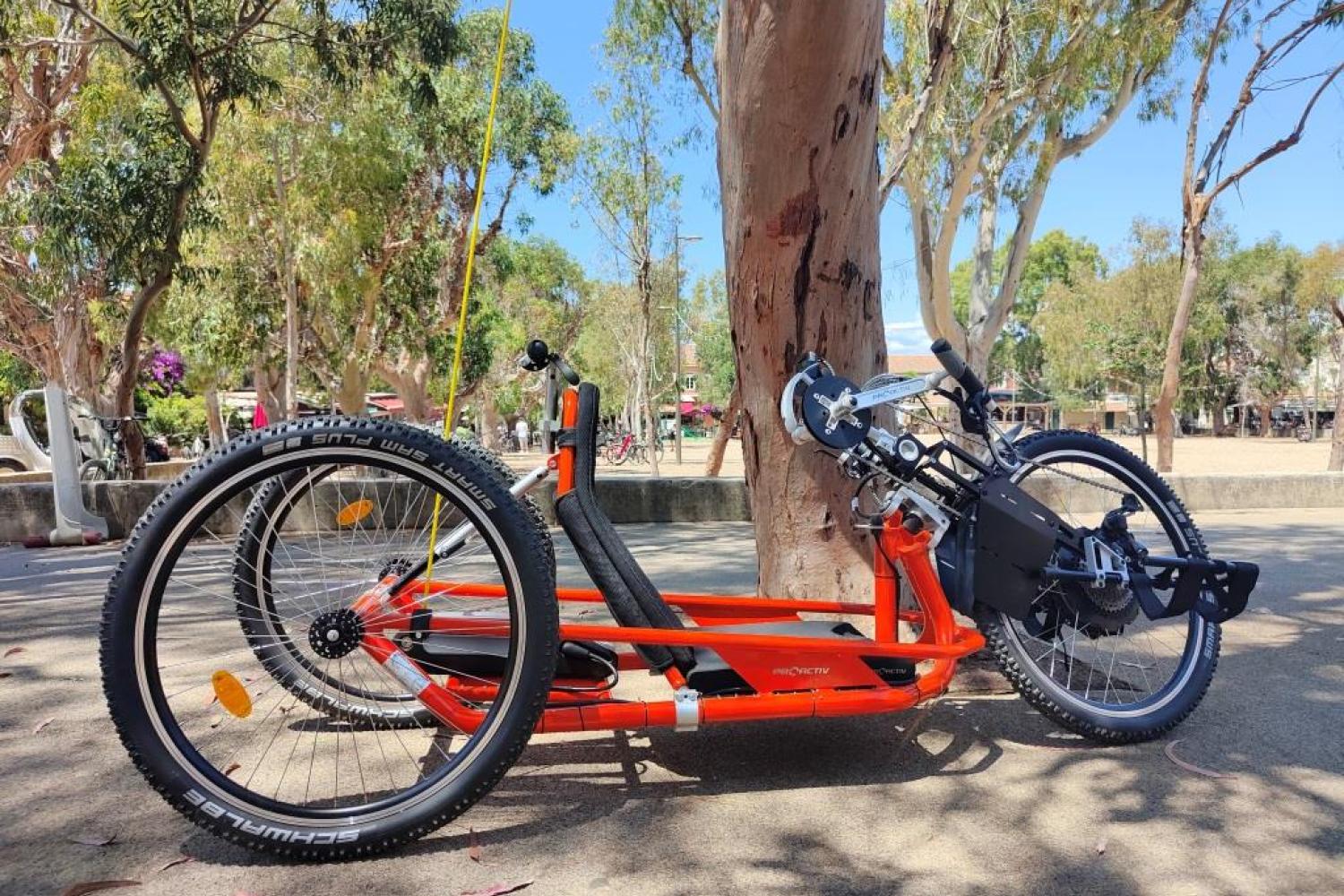 Handbike, place du village Porquerolles © Thomas Burel - OFB