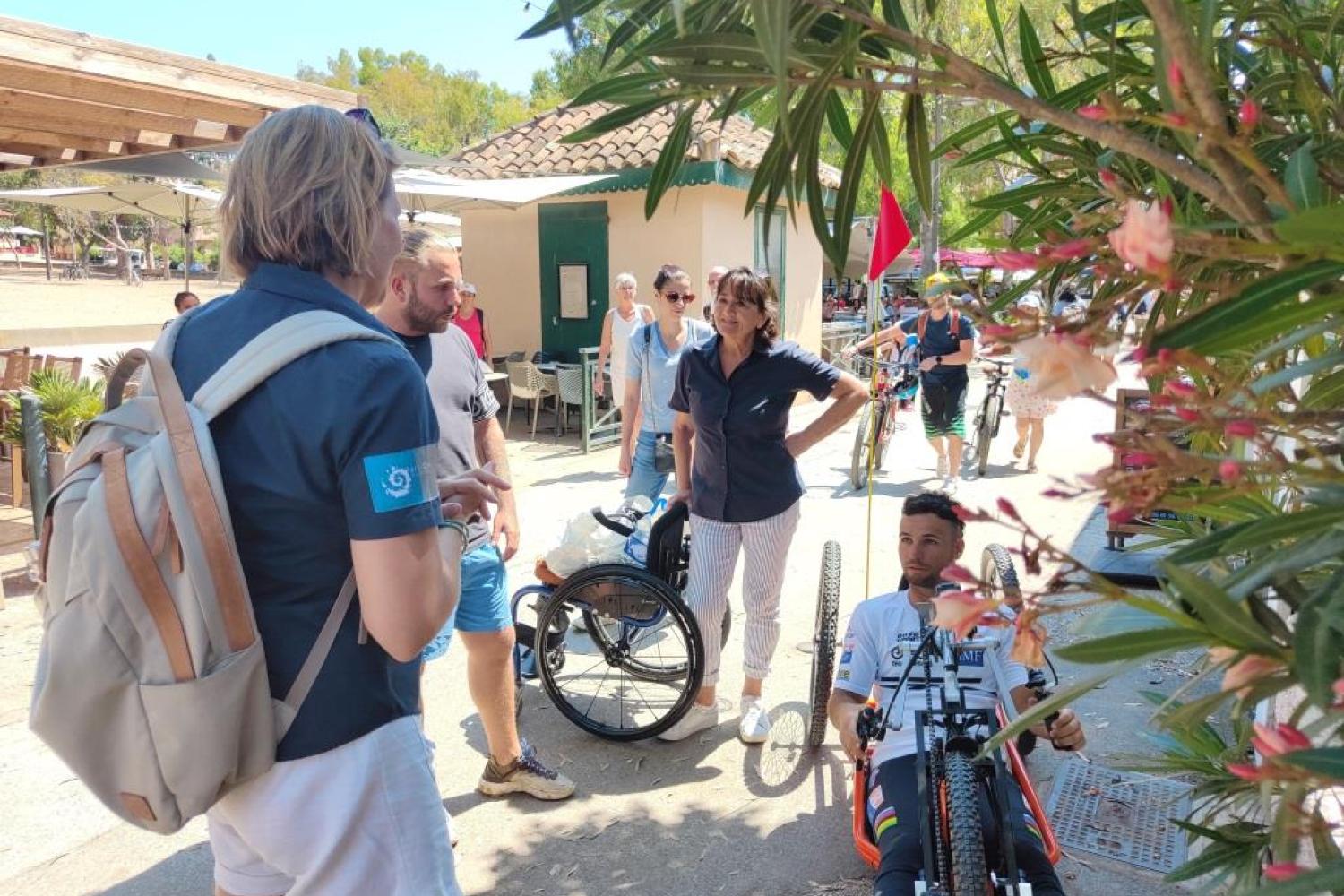 Florian Jouanny échange avec les loeurs de vélo de Porquerolles © Thomas Burel - OFB