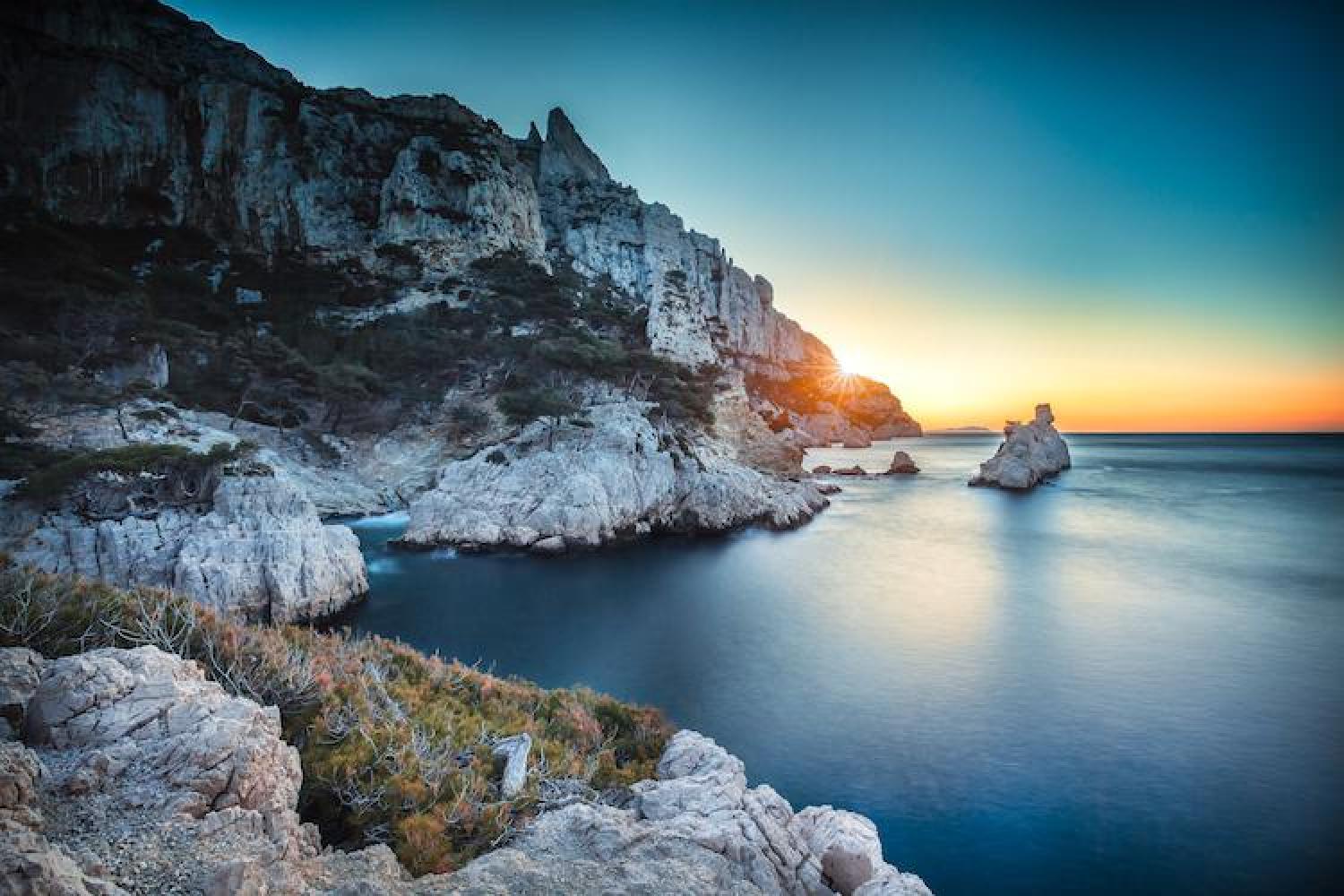 bd_pncal_lever_de_soleil_sur_la_calanque_de_sugiton_et_lilot_du_torpilleur_c_maxime_berenger_-_parc_national_des_calanques.jpg