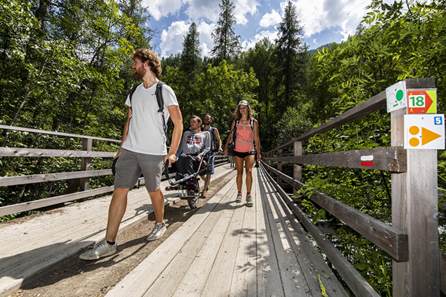 bd_pne_sortie_en_joelette_a_la_cascade_de_la_pisette_c_thierry_maillet-parc_national_des_ecrins.jpg