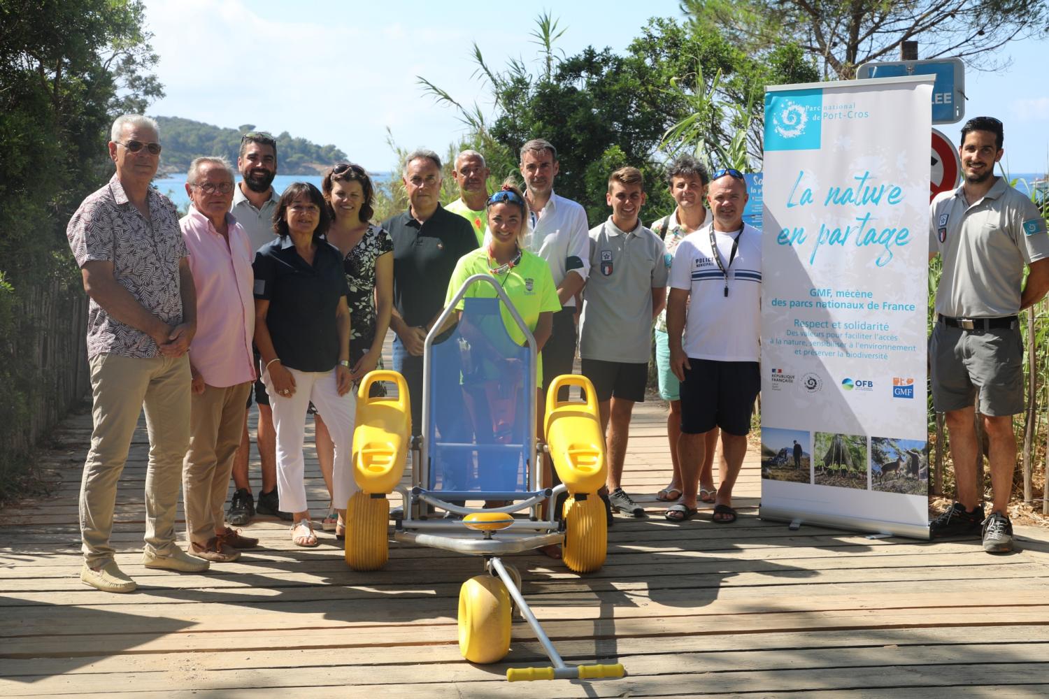 bd_pnpc_remise_du_fauteuil_tiralo-plage_de_gigaro-1_c_ville_de_la_croix-valmer.jpg