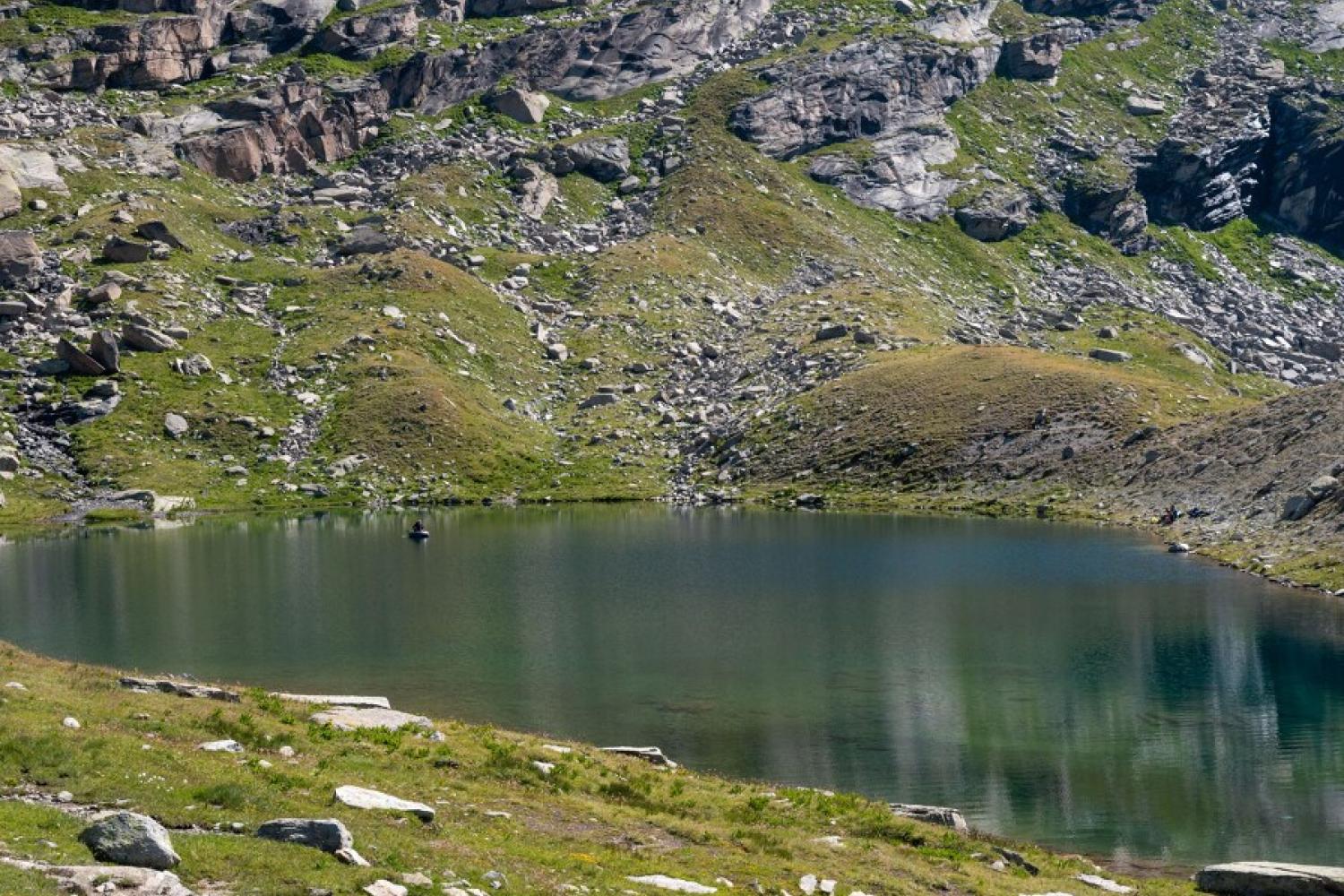 campagne_de_prelevements_au_lac_merlet_en_coeur_de_parc_national_de_la_vanoise_pour_le_reseau_lacs_sentinelles_c_alice_leroy_-_parc_.jpg