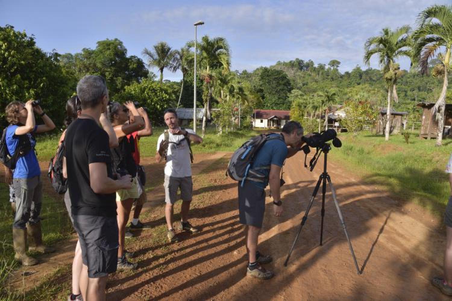 samedi_matin_sortie_ornithologique_guidee_autour_du_village_avec_les_explications_demeric_et_cedric.jpeg