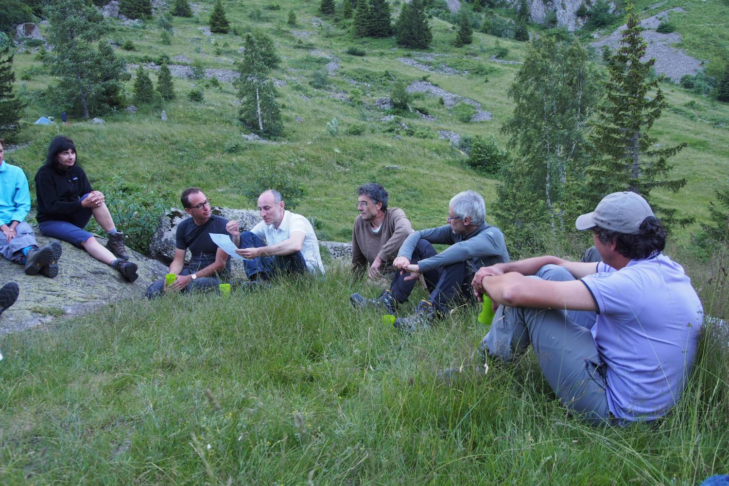 discussion_entre_membres_du_conseil_scientifique_du_parc_national_des_ecrins_juillet_2016._auteur_gaelle_ronsin_irstea.jpg